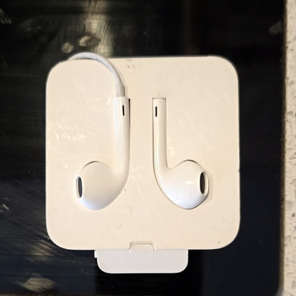 Sleek White Earbud Headphones with Minimalist Design